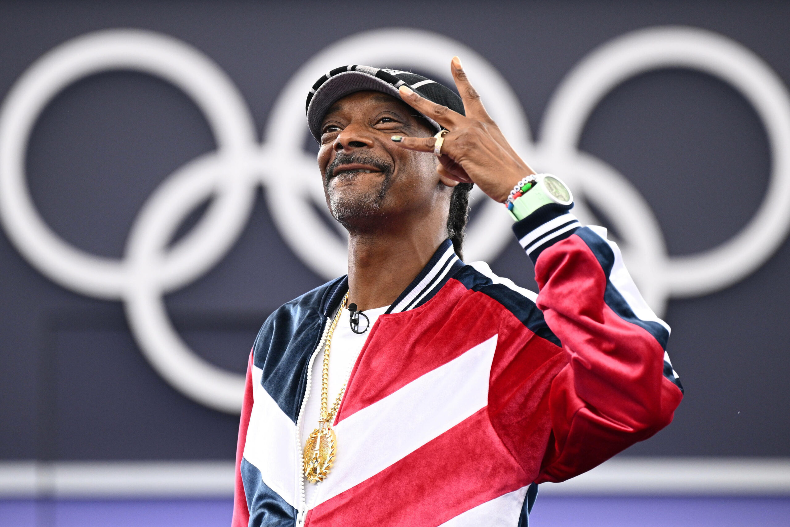 Snoop Dogg vor den Olympischen Ringen.