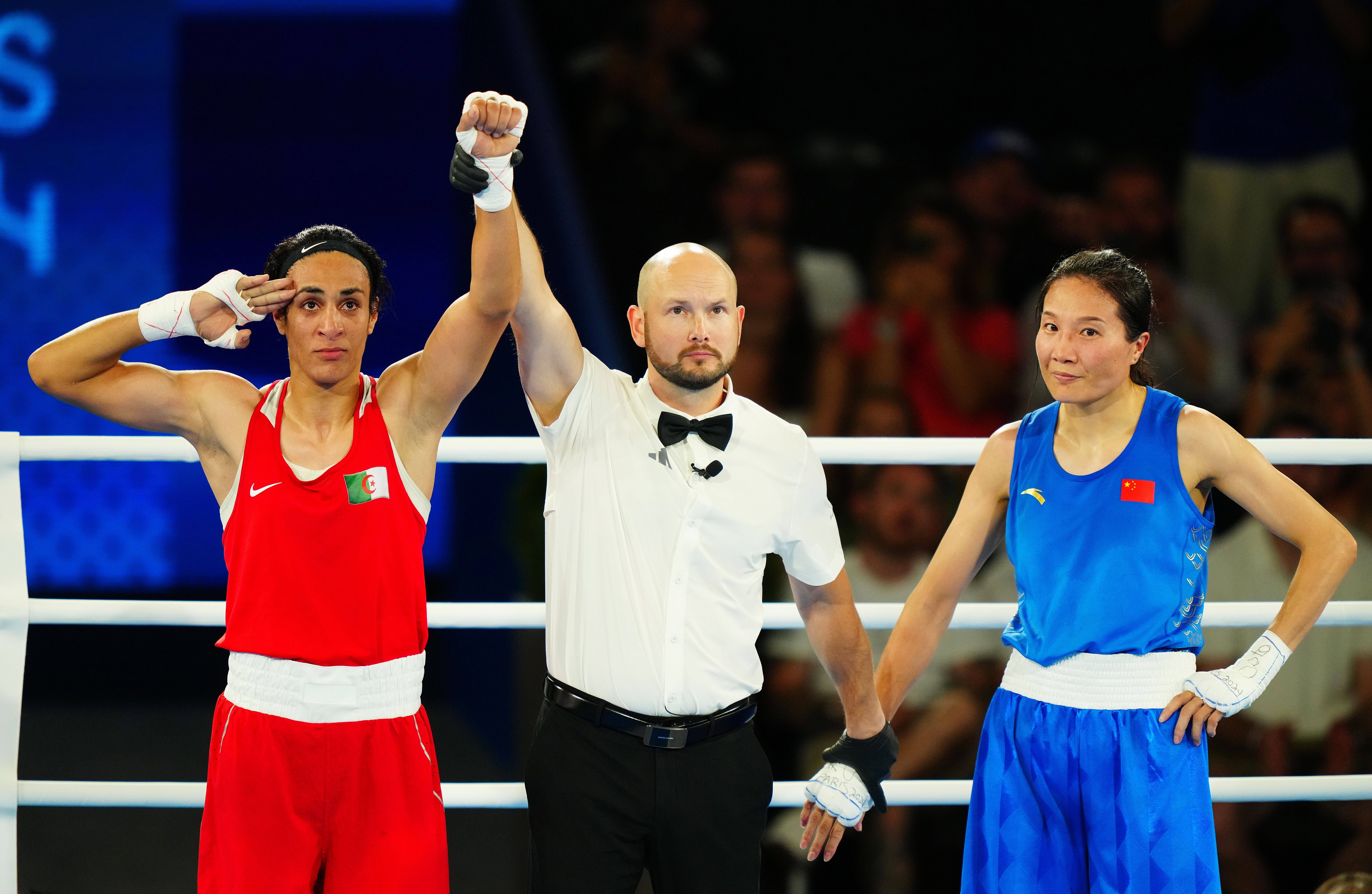 Imane Khelif feiert ihren Sieg der Goldmedaille bei Olympia 2024.
