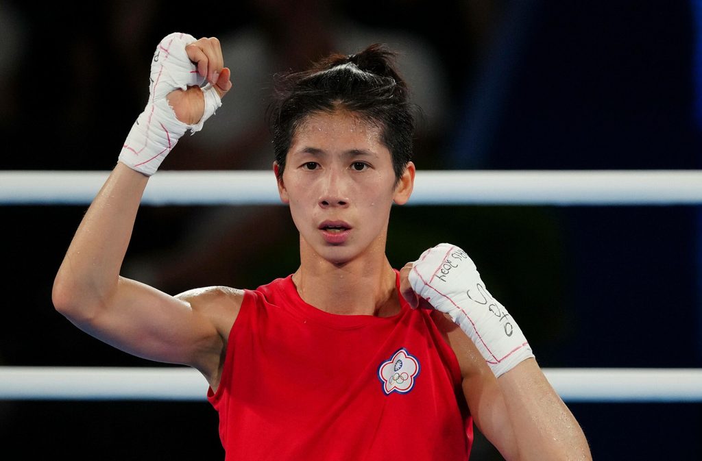 Boxerin Lin Yuting im Ring mit nach oben gerichteten Armen