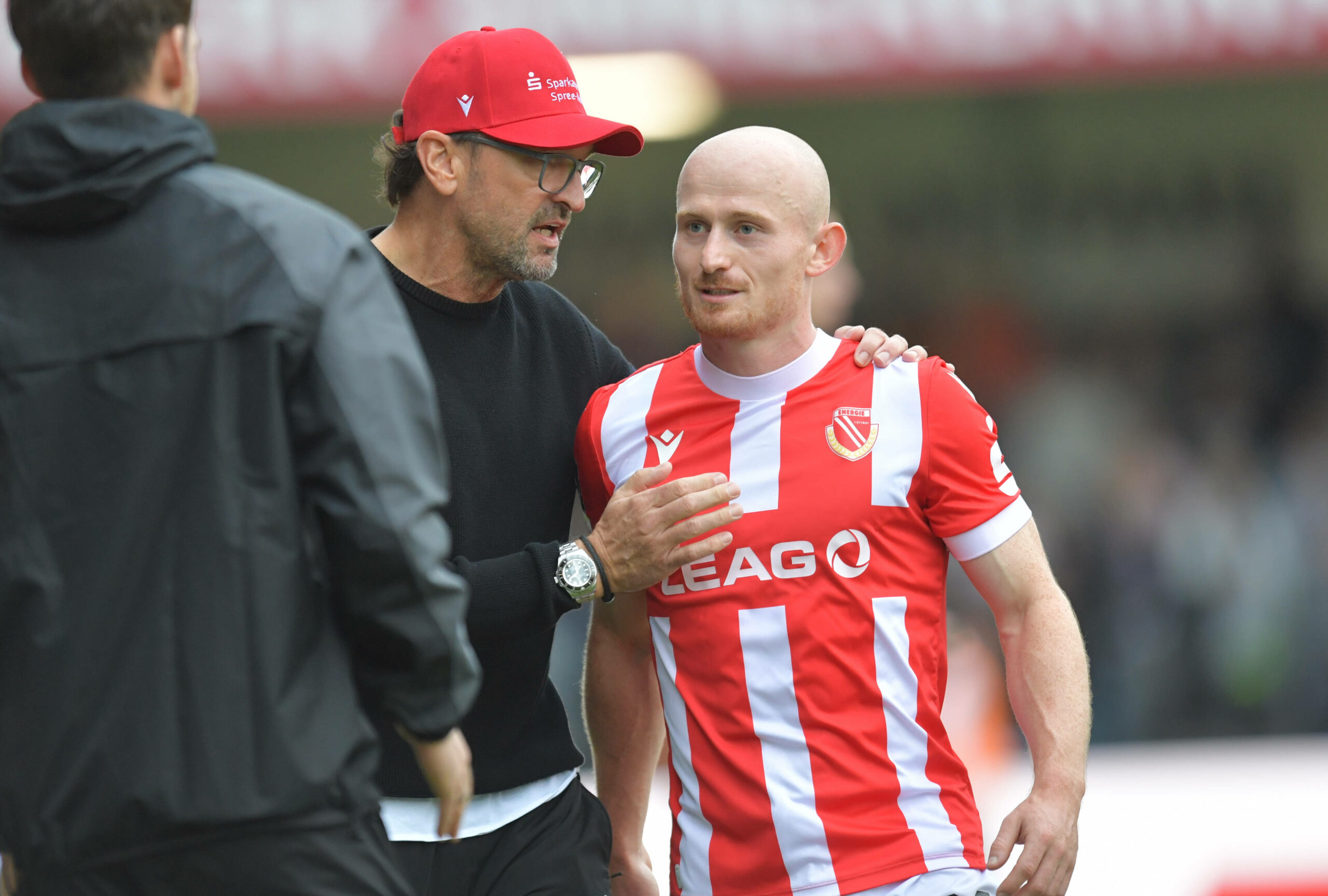 Claus-Dieter Wollitz spricht mit Maximilian Krauß