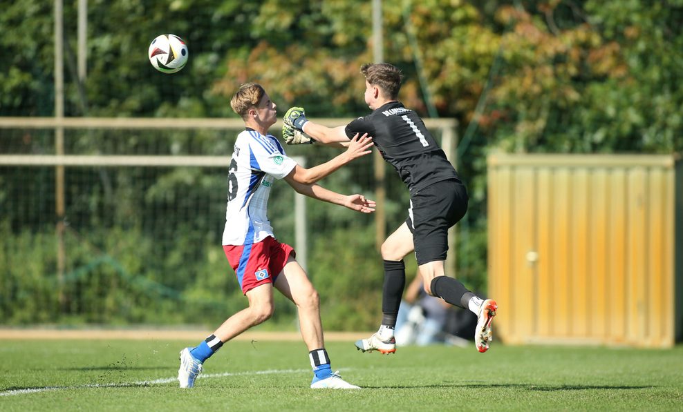 Patrick Büttner faustet den Ball vor Louis Lemke weg