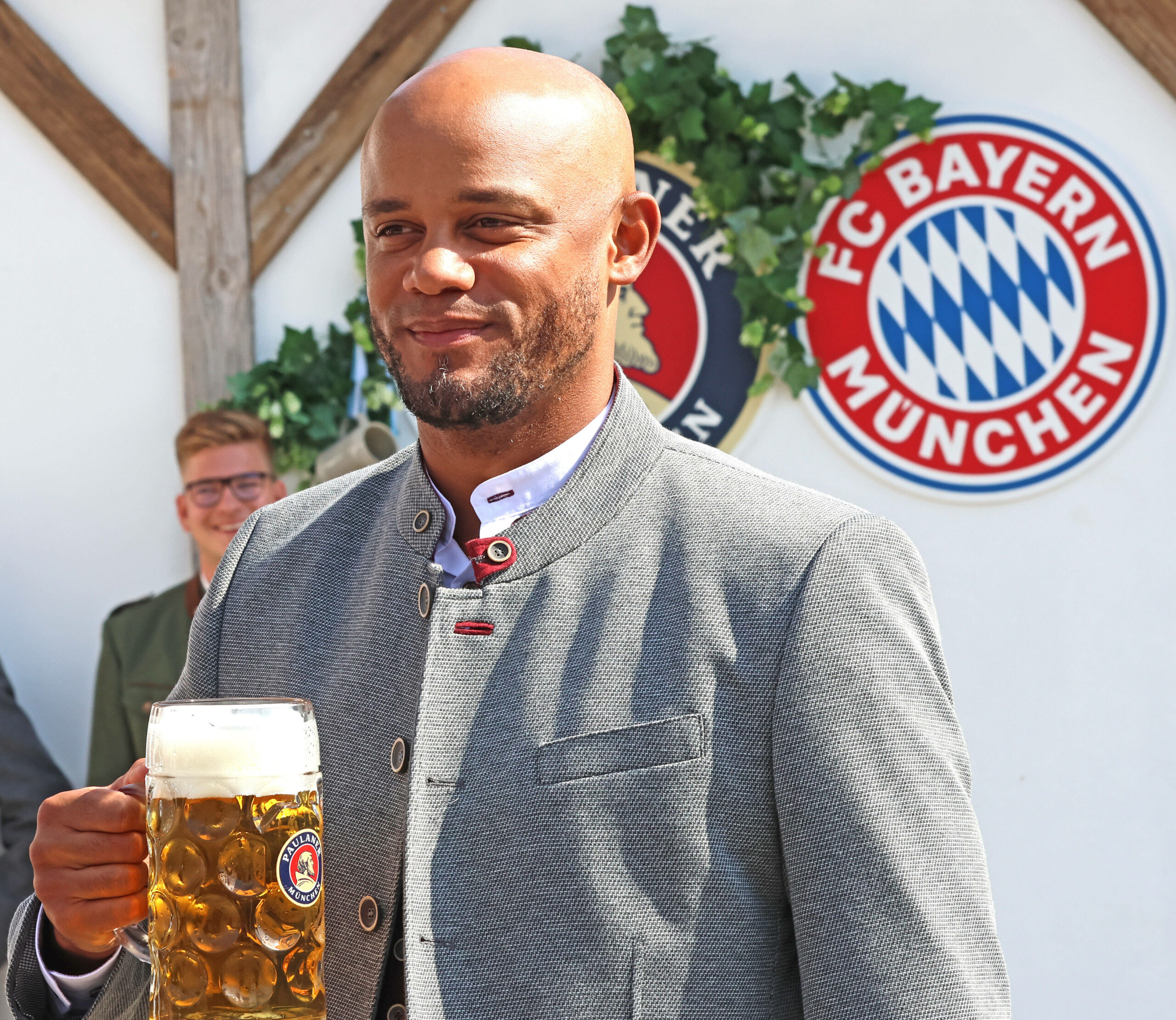 Bayern-Trainer Vincent Kompany mit Bier auf dem Oktoberfest