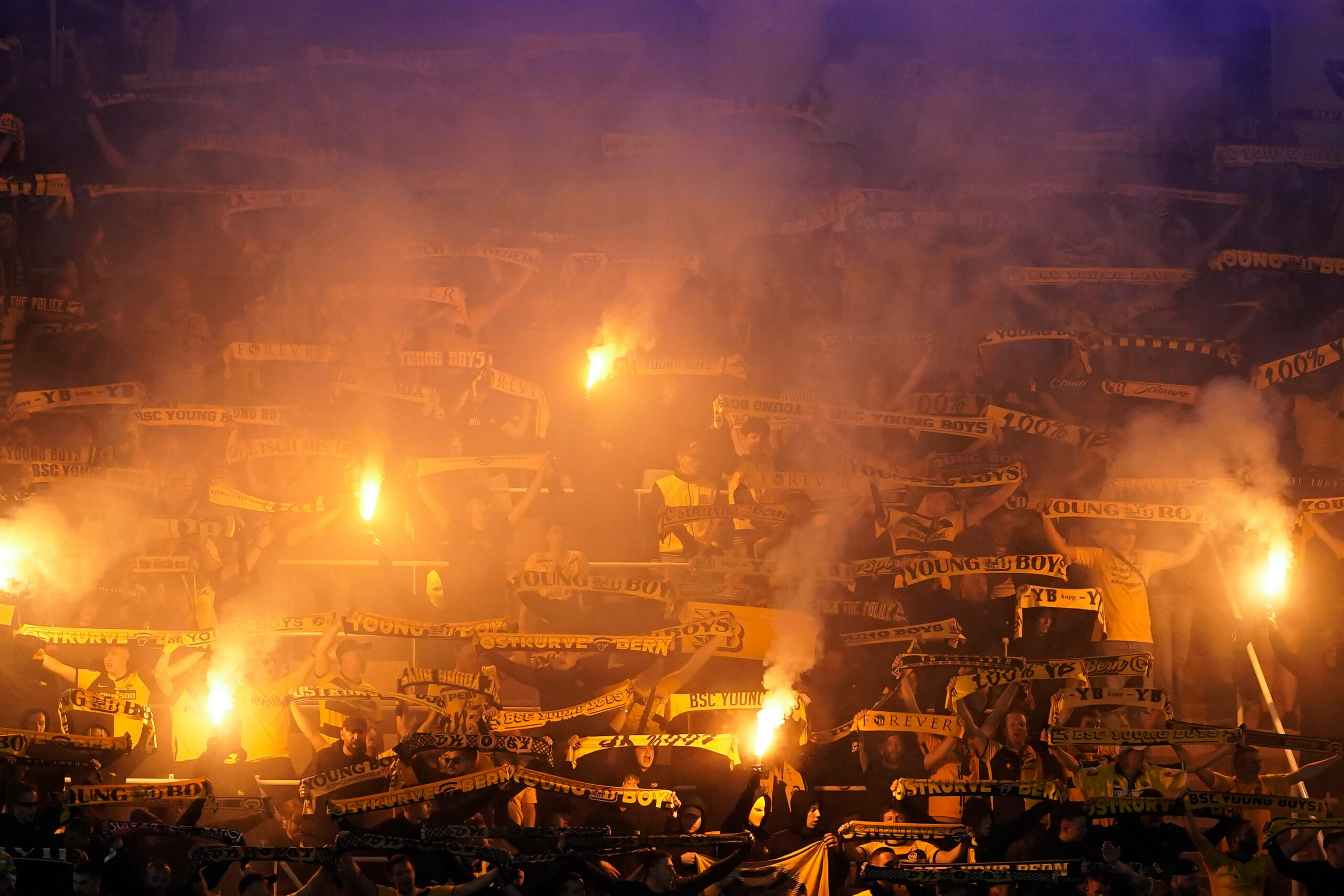 Young Boys Bern Fans mit Pyrotechnik