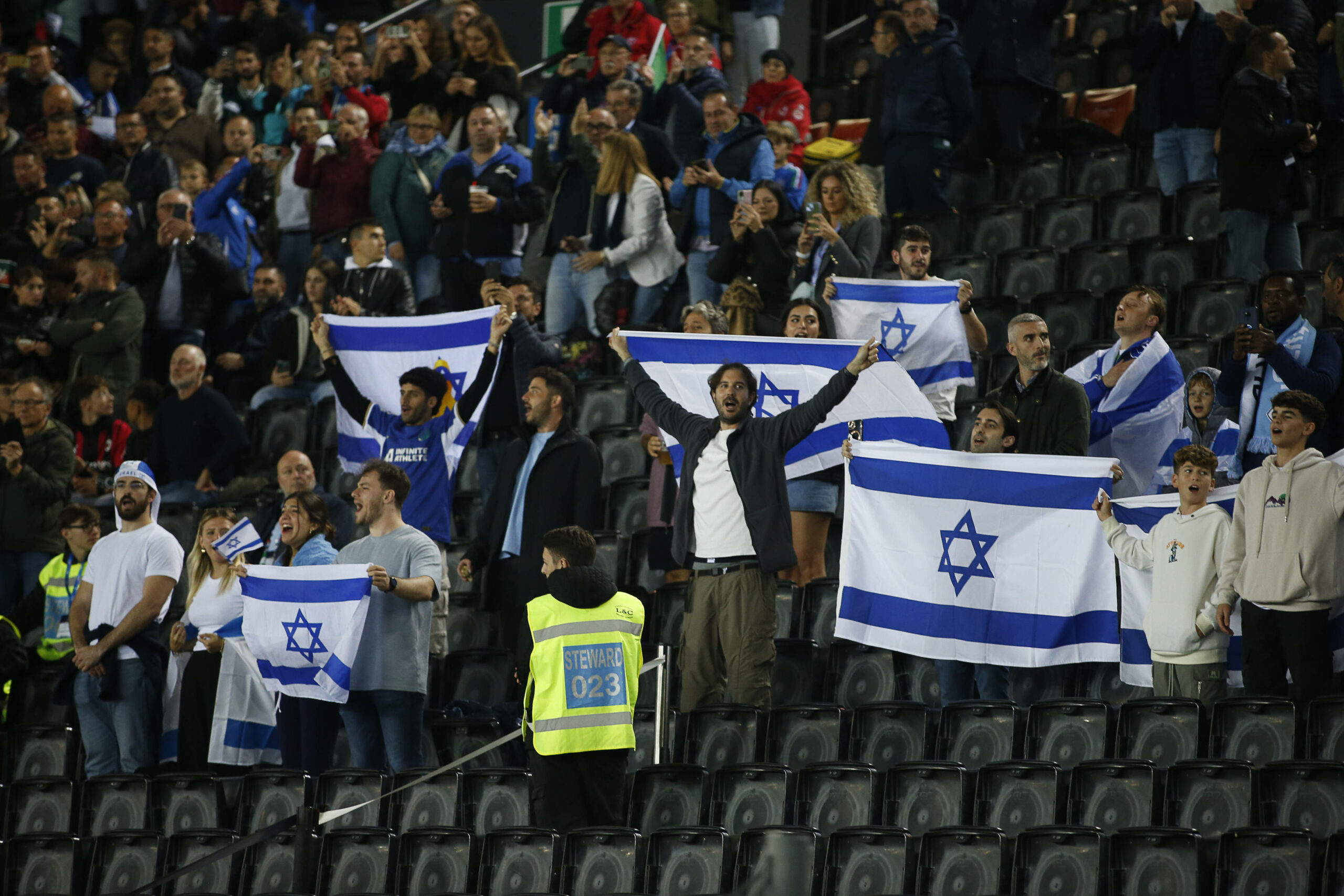 Israel Anhänger hissen ihre Fahnen in Udine