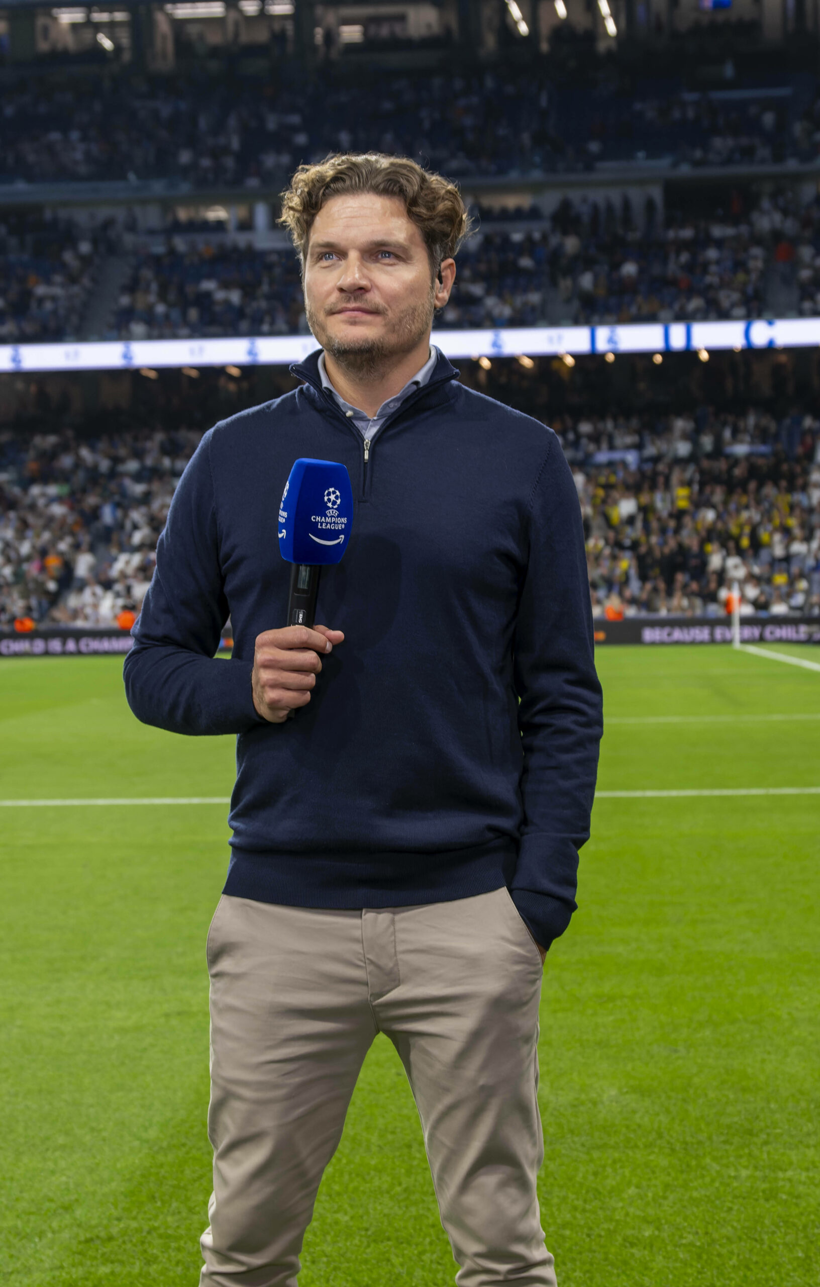 Edin Terzic mit Mikro in der Hand.