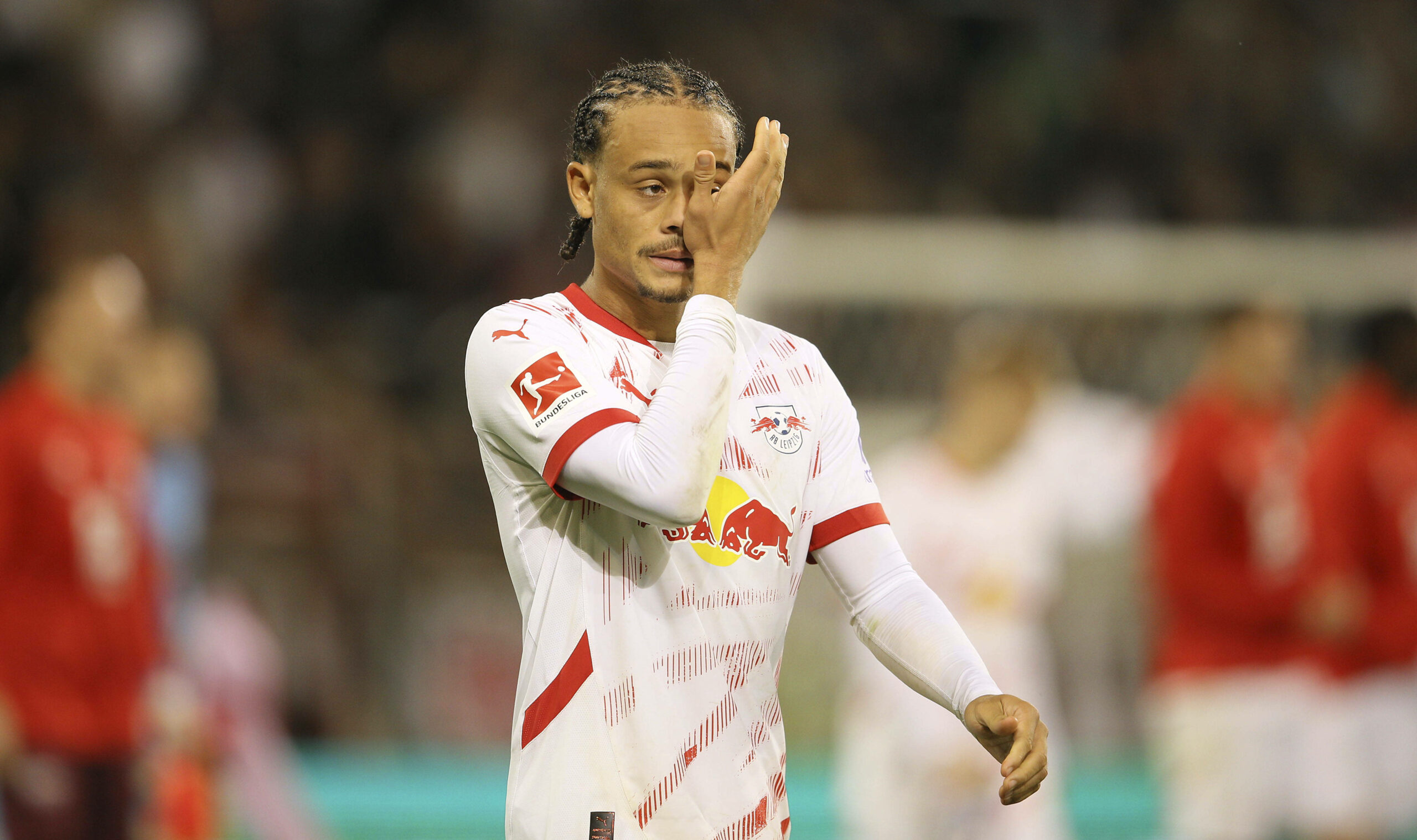 Xavi wischt sich Tränen weg im RB Leipzig Trikot