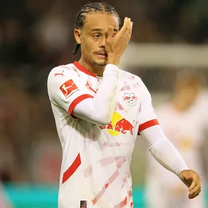 Xavi wischt sich Tränen weg im RB Leipzig Trikot