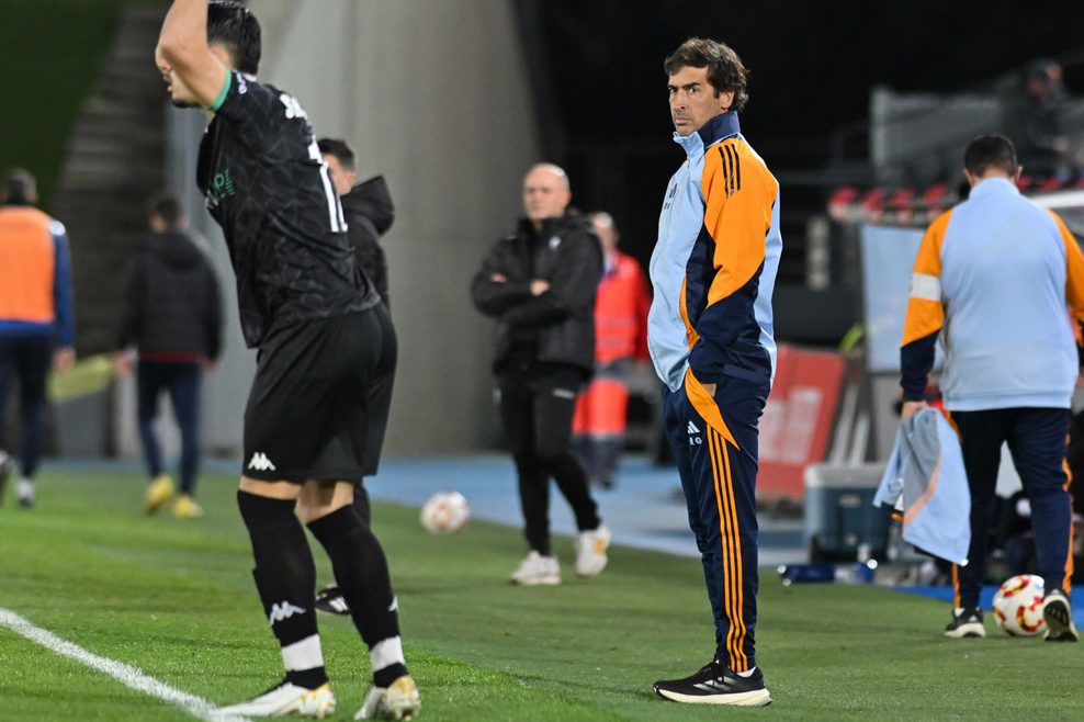 Raúl im Trainingsanzug an der Seitenlinie