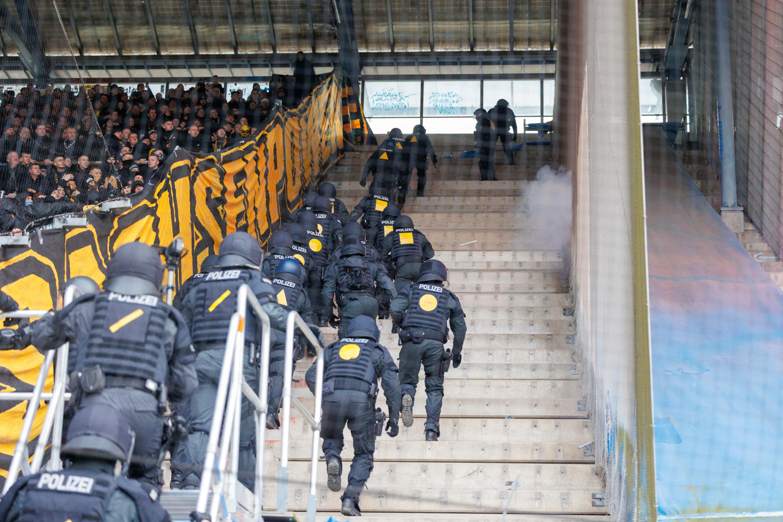 Polizeieinsatz am Dynamo Dresden Block.