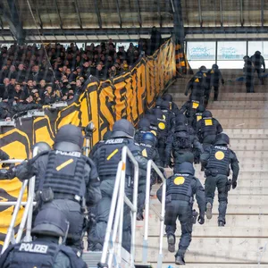Polizeieinsatz am Dynamo Dresden Block.