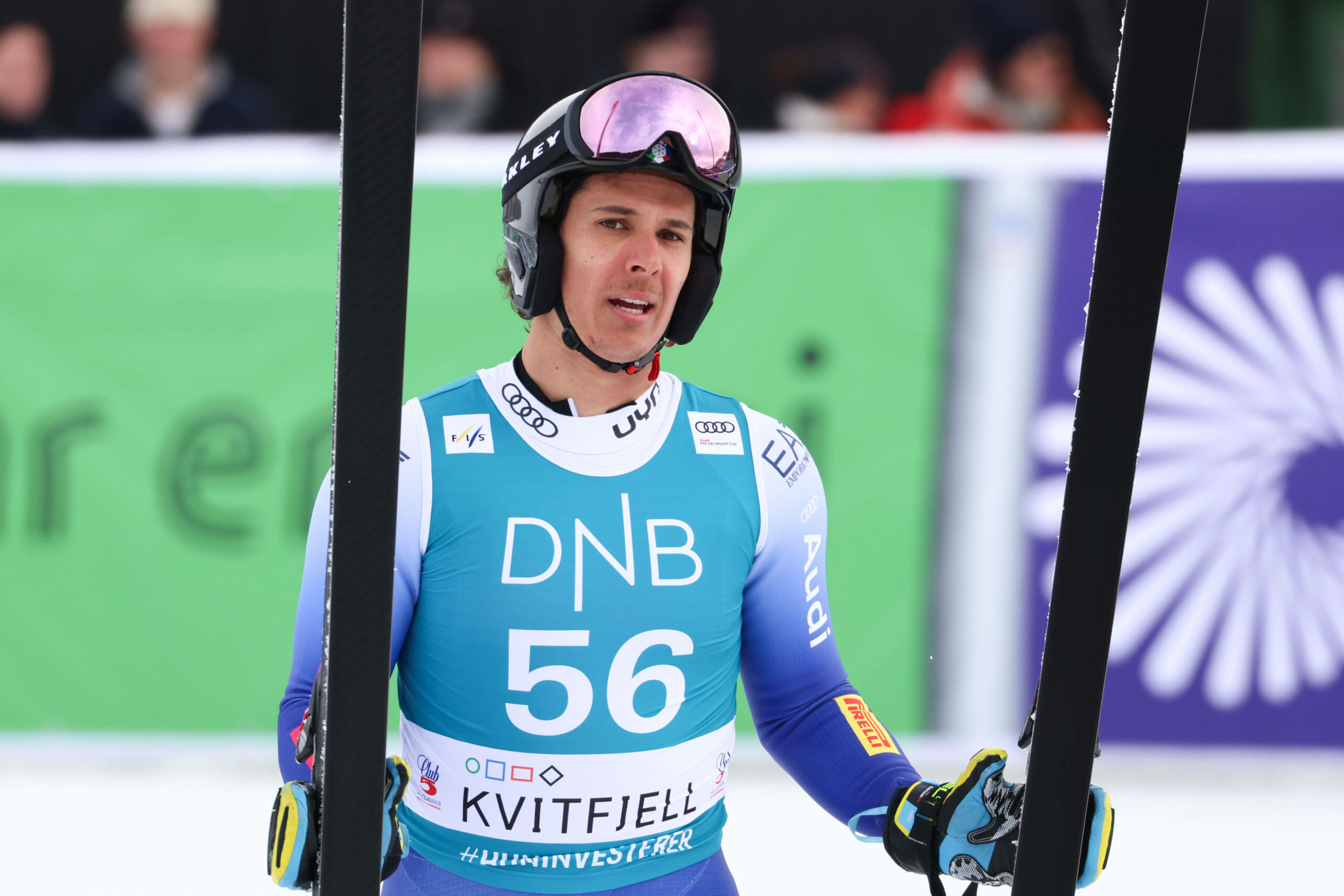 Matteo Franzoso mit seinen Skiern in der Hand.
