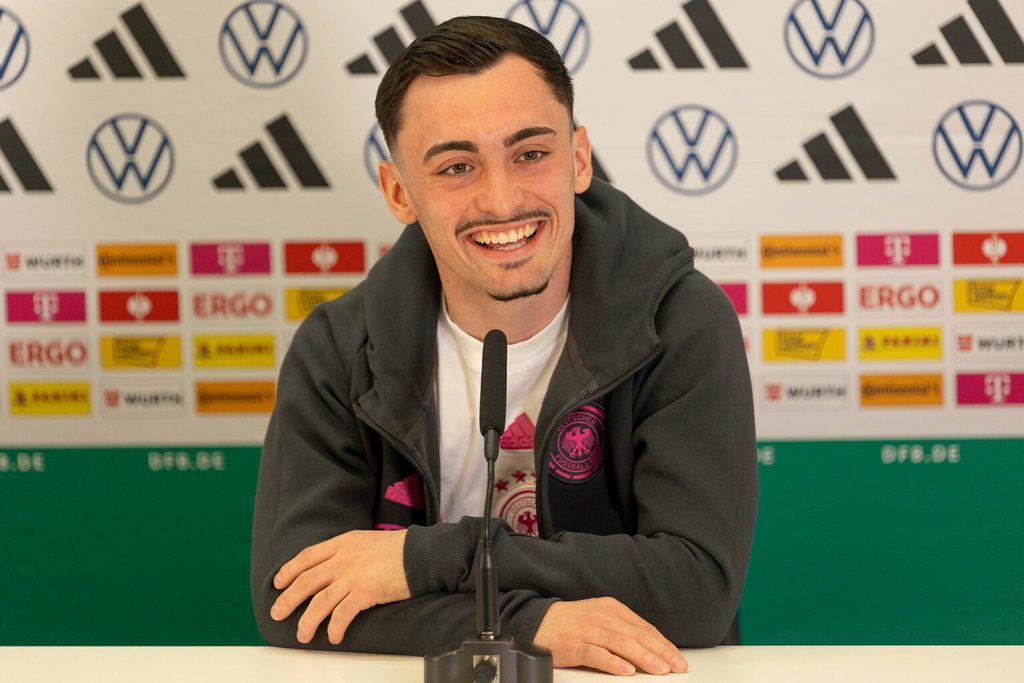 Paul Nebel bei einer Pressekonferenz der U21-Nationalmannschaft