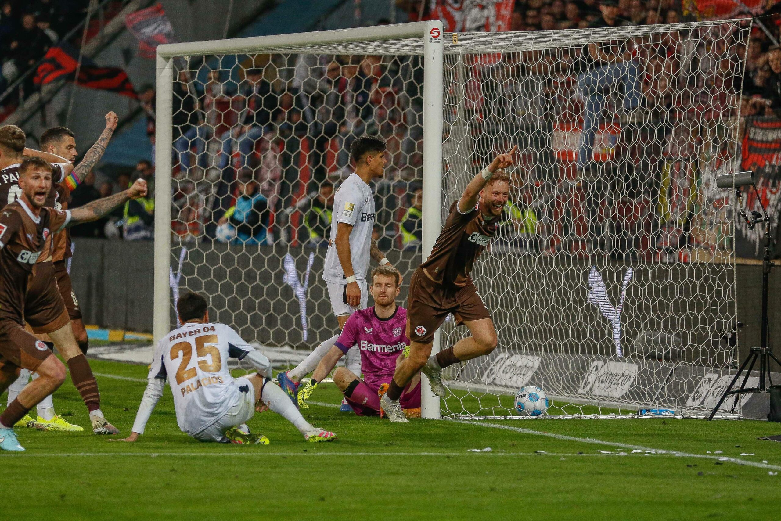 Carlo Boukhalfa bejubelt sein Tor gegen Leverkusen