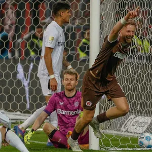 Carlo Boukhalfa bejubelt sein Tor gegen Leverkusen