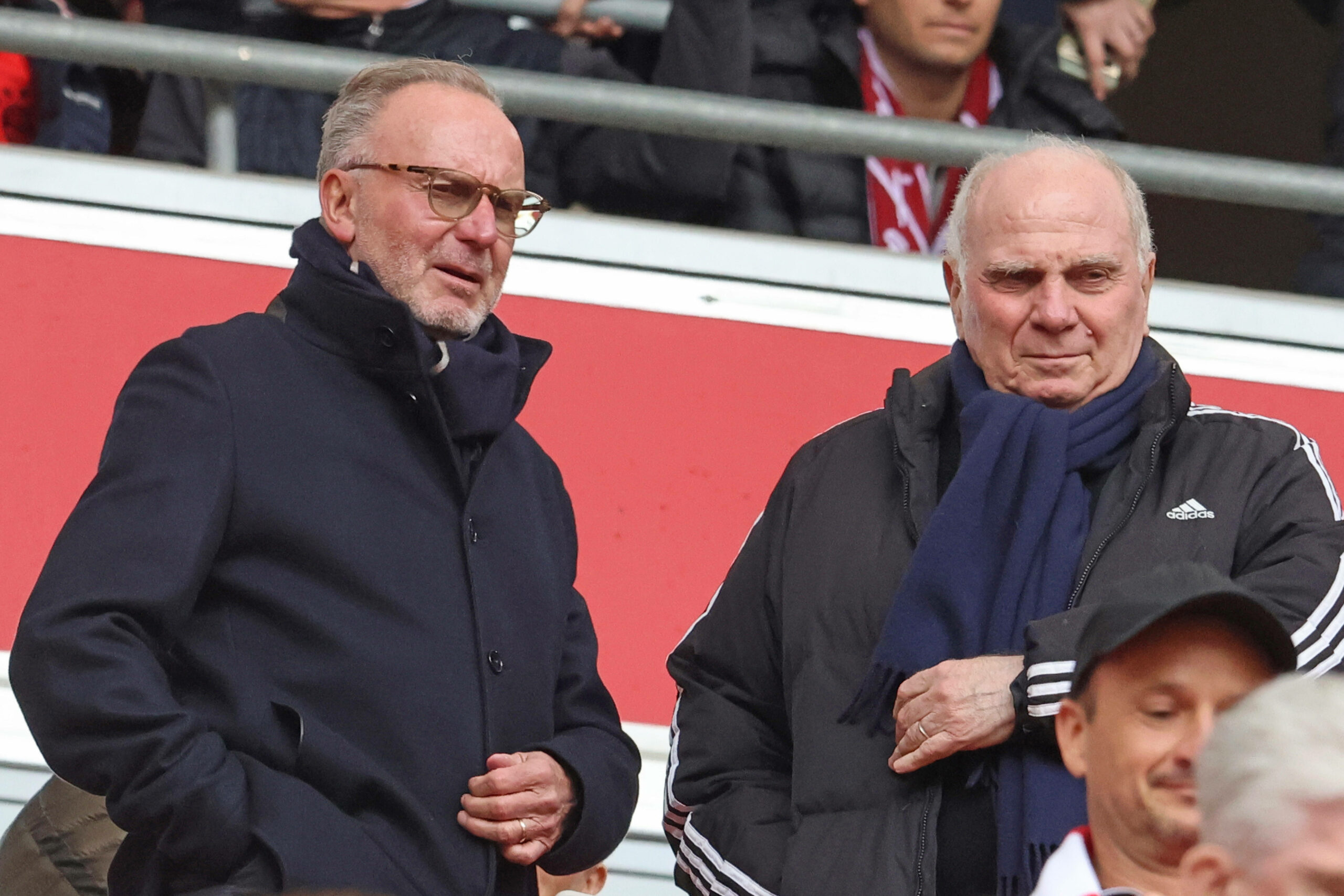 Karl-Heinz Rummenigge mit Uli Hoeneß auf der Tribüne der Allianz Arena