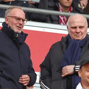Karl-Heinz Rummenigge mit Uli Hoeneß auf der Tribüne der Allianz Arena