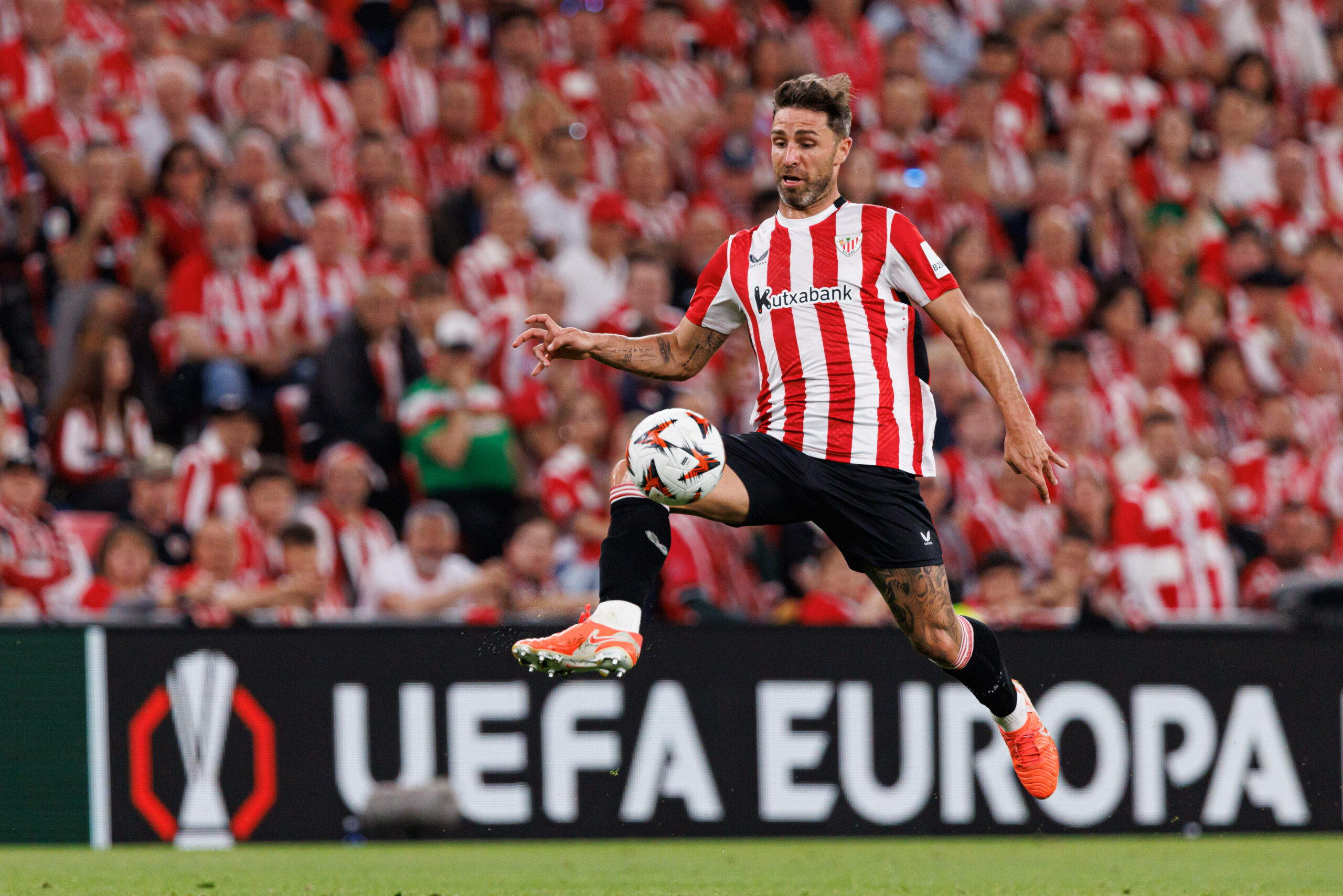 Yeray Álvarez am Ball vor rot-weißem Publikum.