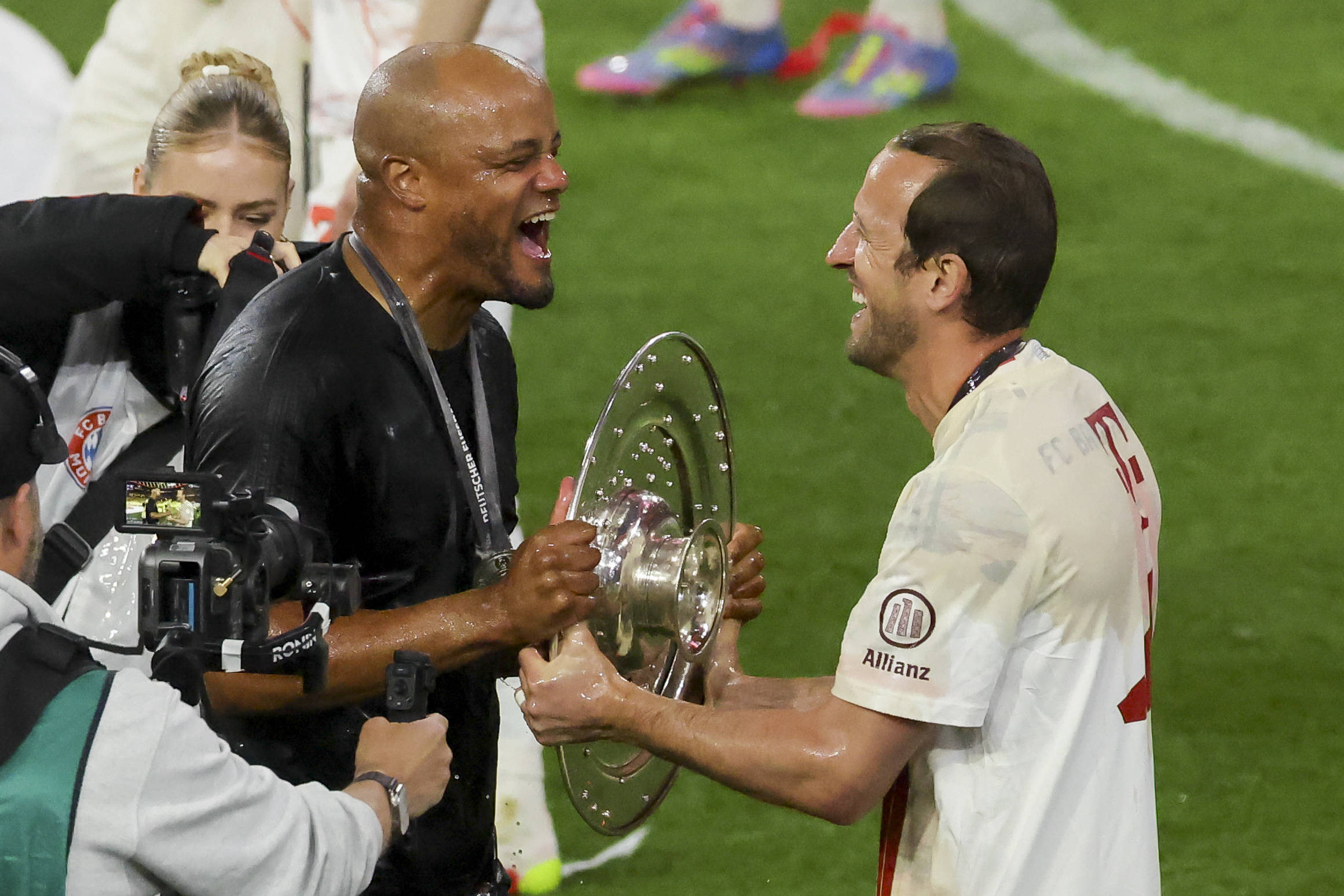 Vincent Kompany und Harry Kane jubeln mit der Meisterschale
