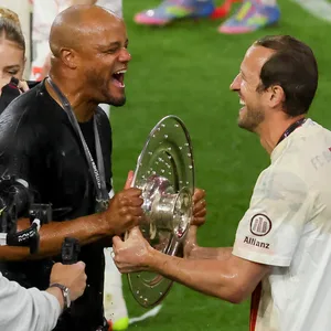 Vincent Kompany und Harry Kane jubeln mit der Meisterschale