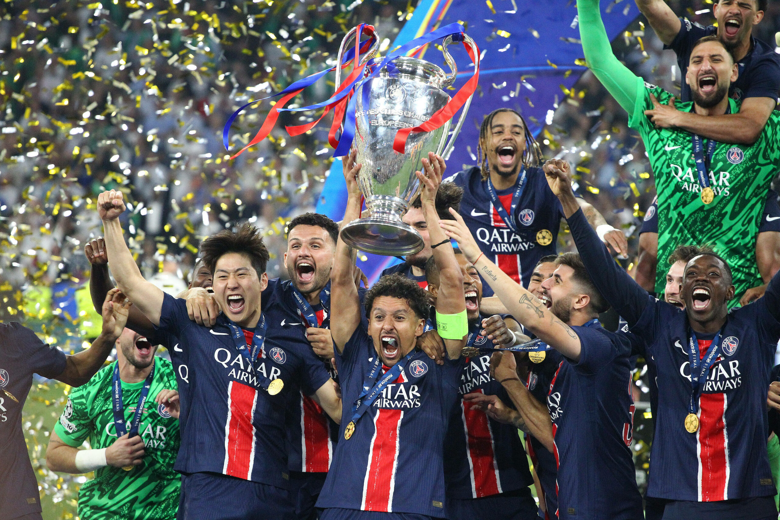 Die PSG-Profis präsentieren den Champions-League-Pokal bei der Siegerehrung