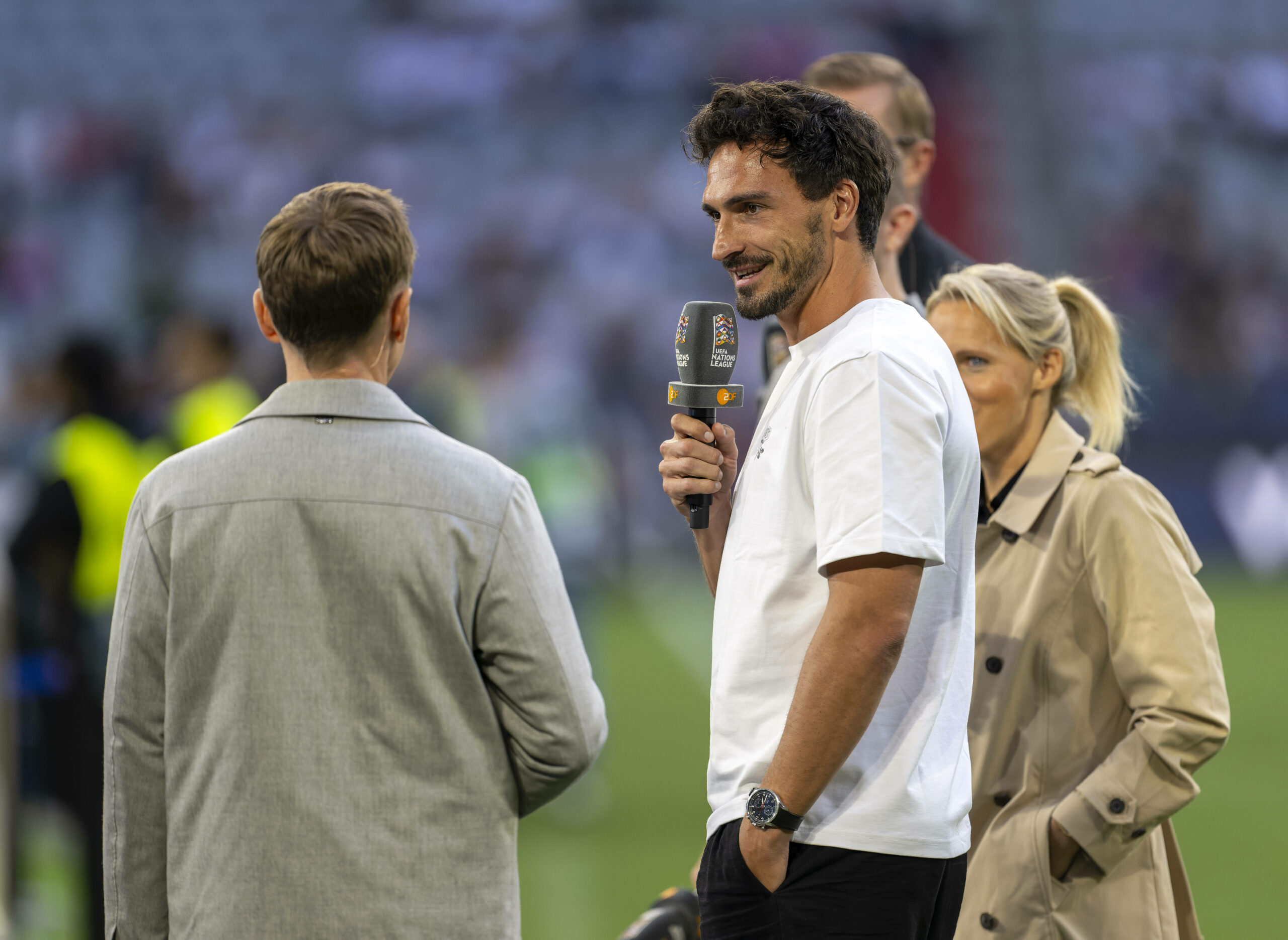 Mats Hummels spricht an einem TV-Mikrofon