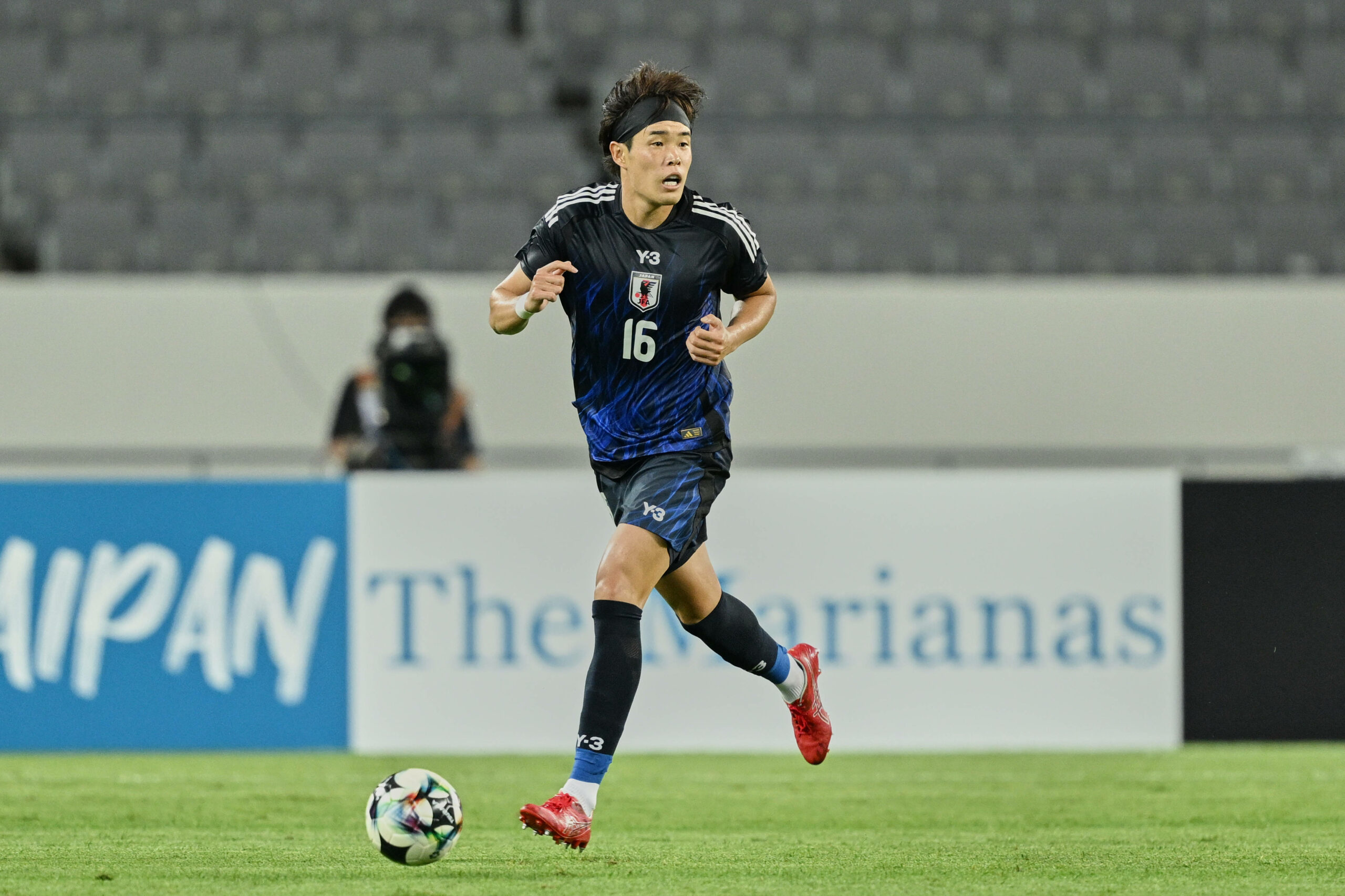 Tomoya Ando führt den Ball