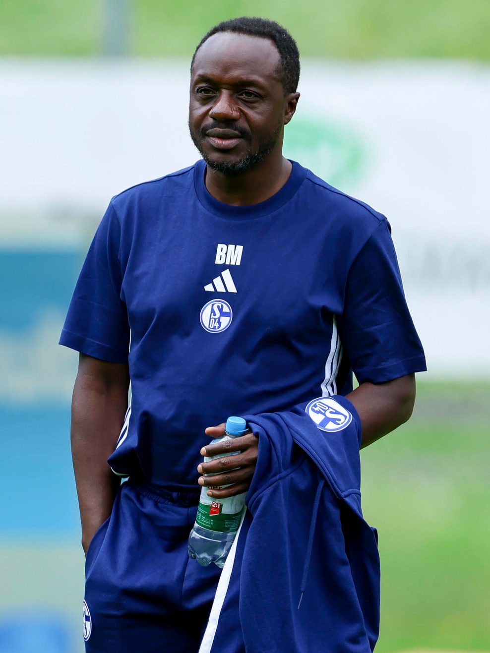 Ben Manga in Schalker Trainingsklamotten.