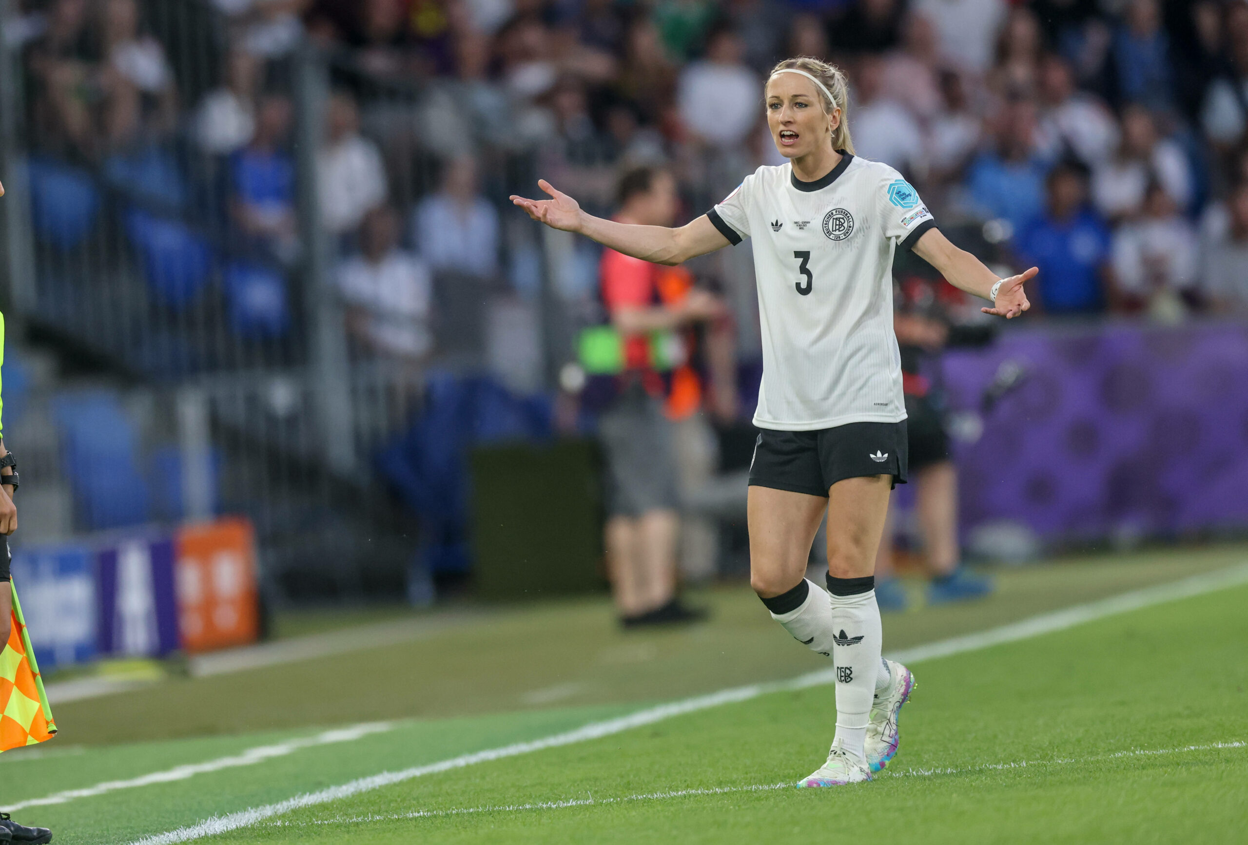 Kathrin Hendrich nach ihrer Roten Karte gegen Frankreich