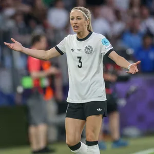 Kathrin Hendrich nach ihrer Roten Karte gegen Frankreich