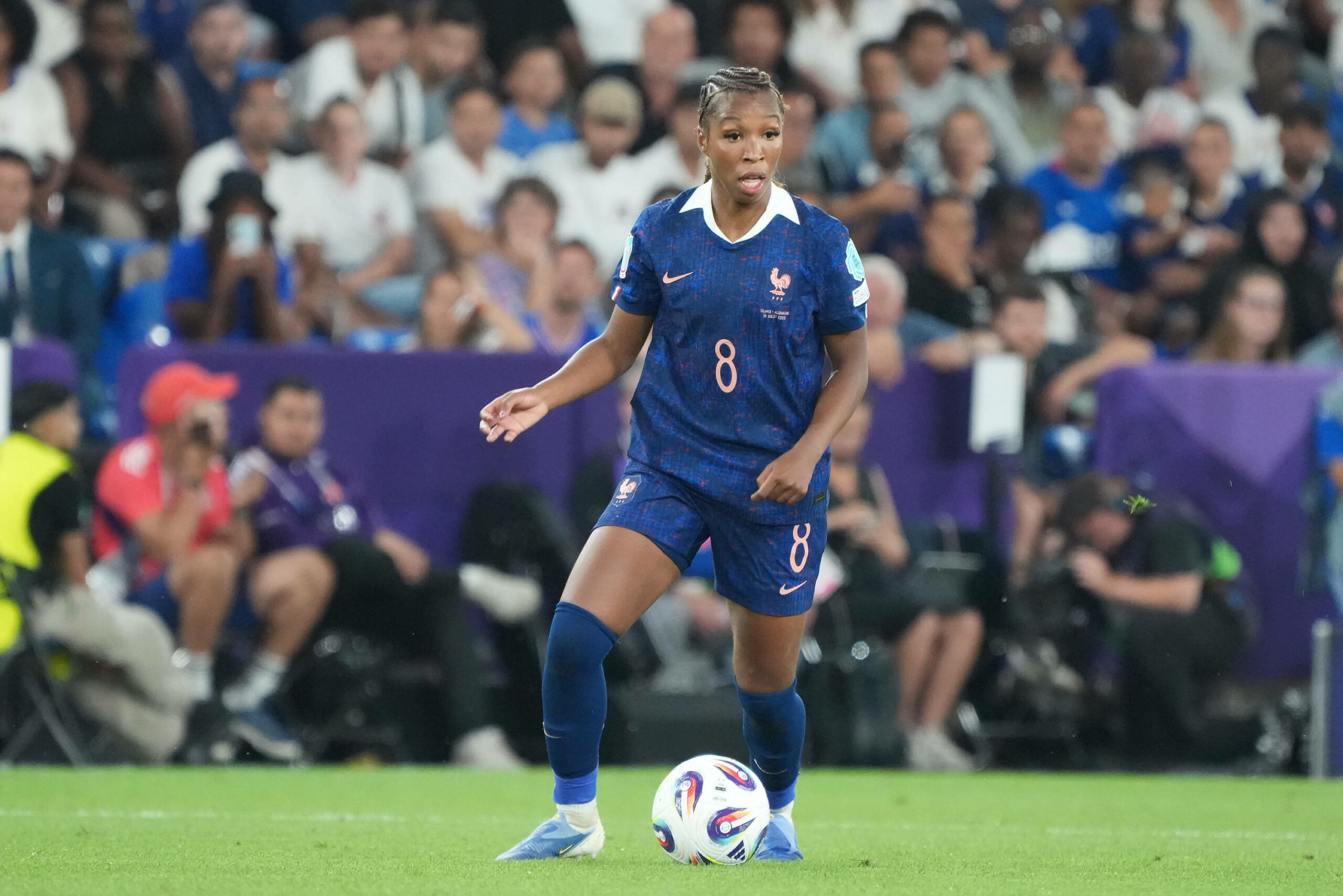 Grace Geyoro mit der Nummer 8 im Trikot der französischen Nationalmannschaft.