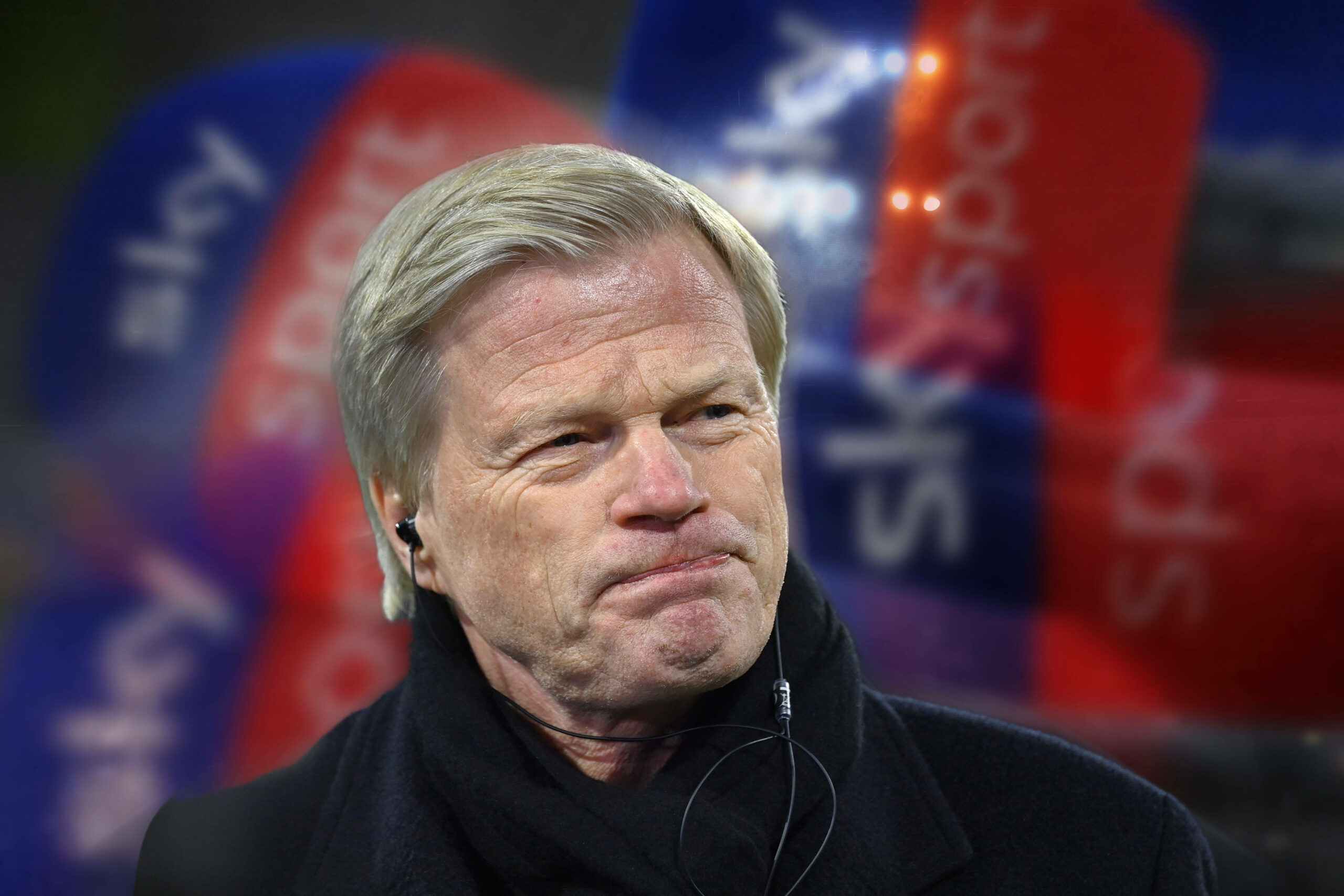 Oliver Kahn vor Sky Sport Bannern.