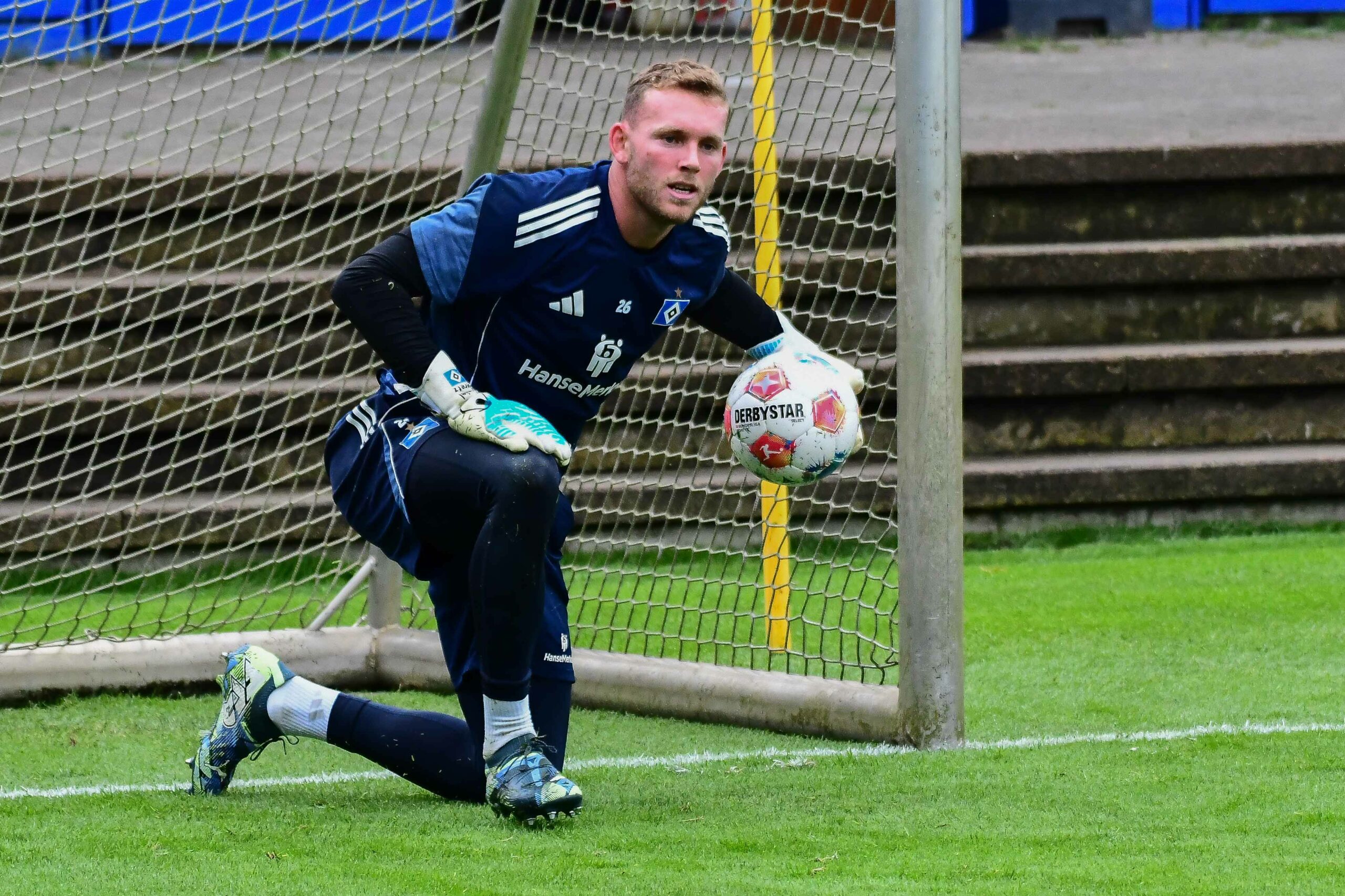 Daniel Peretz im HSV-Training mit Ball in der Hand