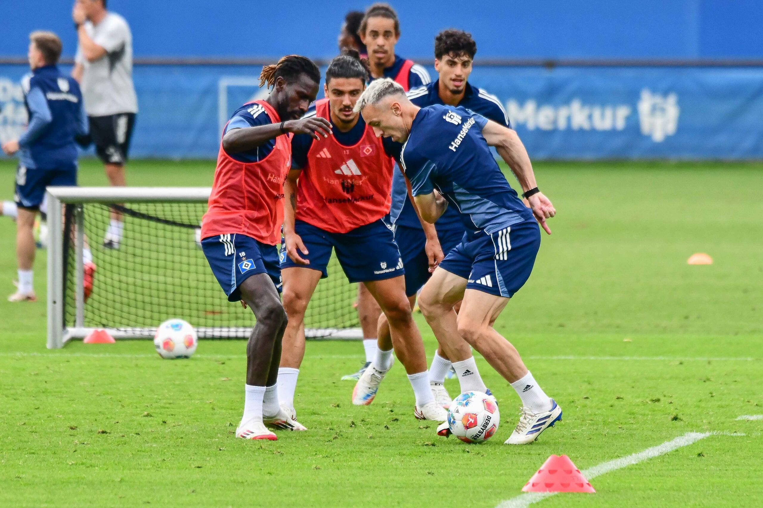 Bakery Jatta, Guilherme Ramos und Silvan Hefti kämpfen im HSV-Training um den Ball