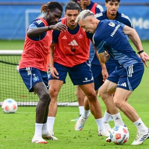 Bakery Jatta, Guilherme Ramos und Silvan Hefti kämpfen im HSV-Training um den Ball