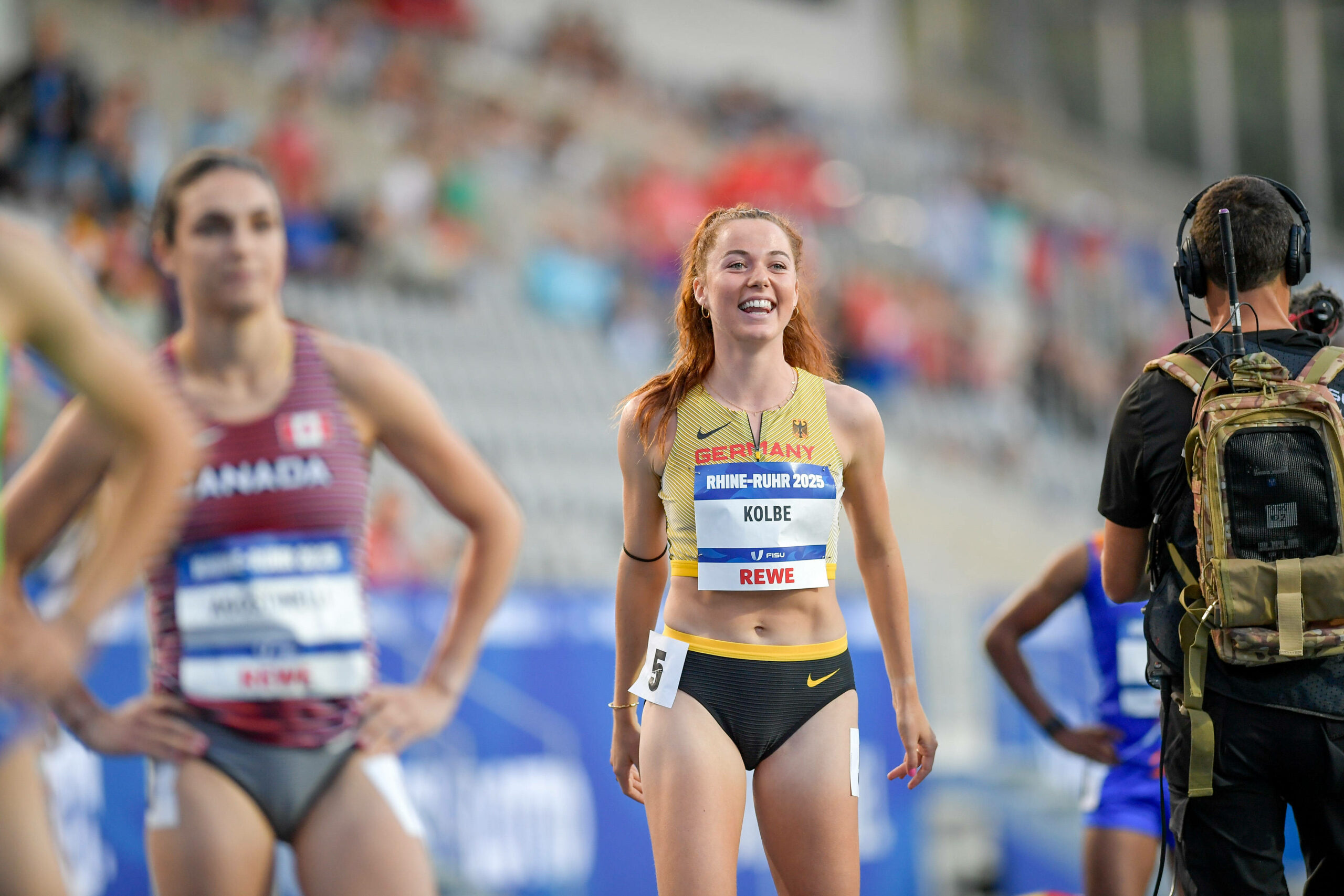 Smilla Kolbe lächelt bei einem Leichtathletik-Wettkampf
