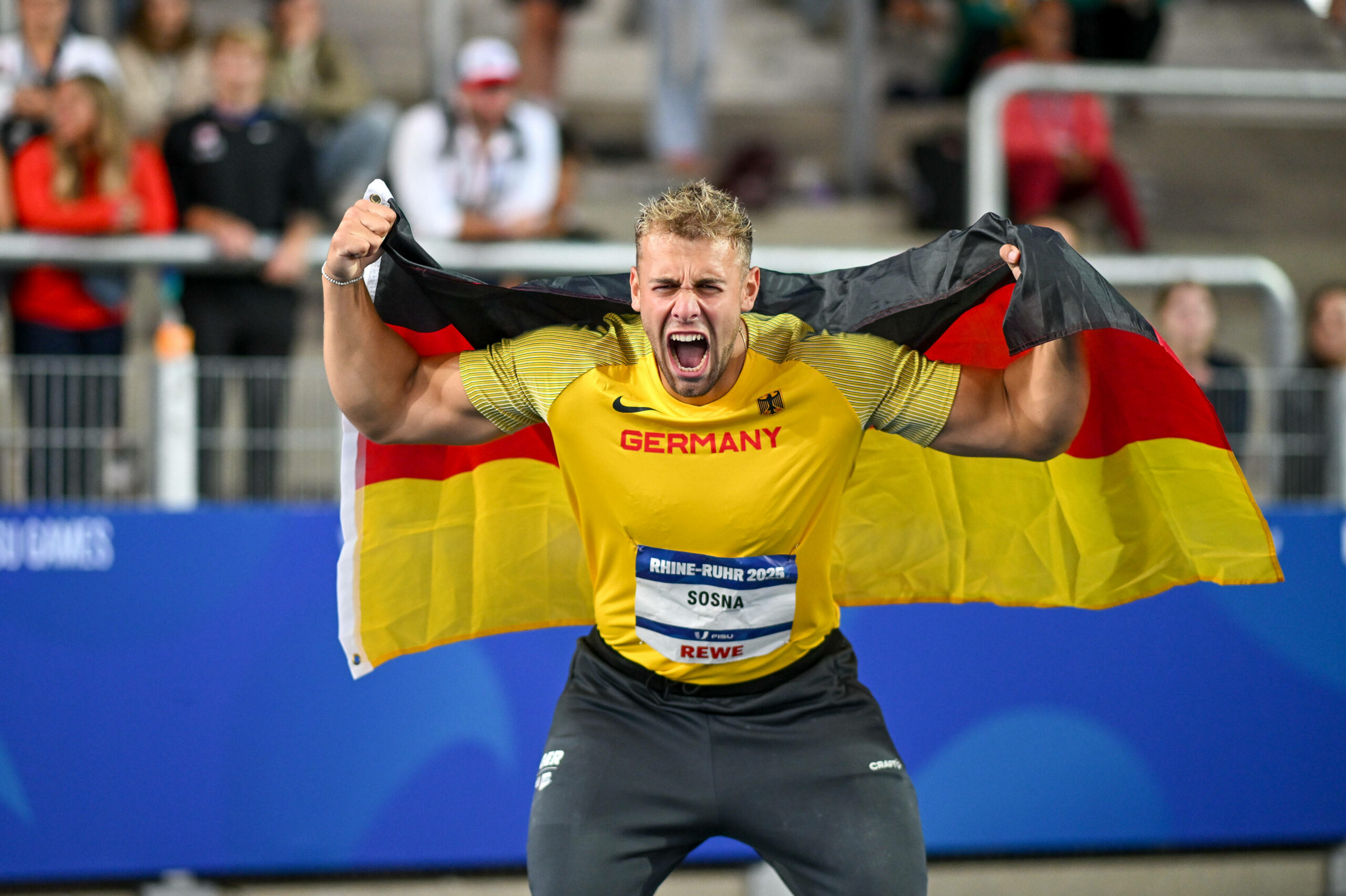 Mika Sosna bejubelt seine Goldmedaille bei den Leichtathletik University Games
