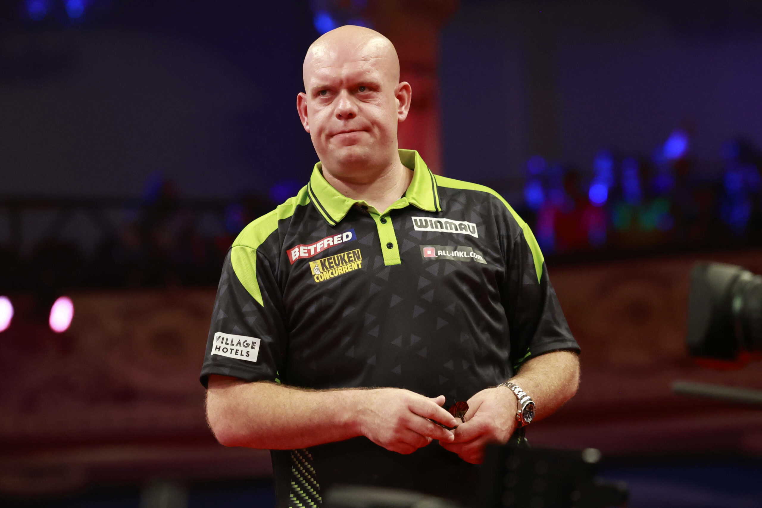 Michael van Gerwen guckt auf der Bühne frustriert