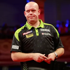 Michael van Gerwen guckt auf der Bühne frustriert