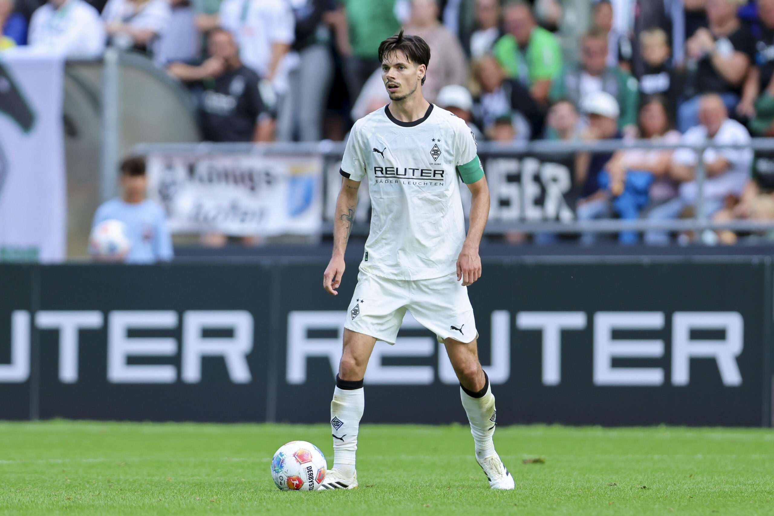Julian Weigl mit Kapitänsbinde im Mönchengladbach-Trikot.