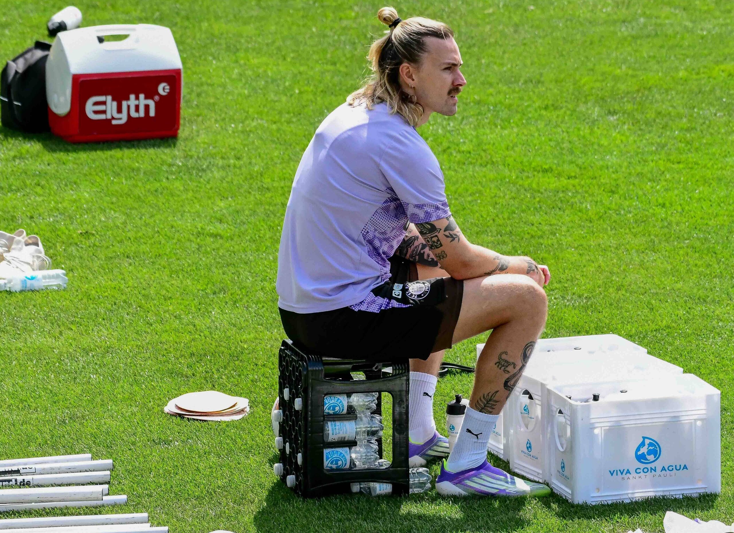 Jackson Irvine beim Training auf einer Getränkekiste