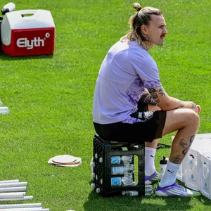 Jackson Irvine beim Training auf einer Getränkekiste