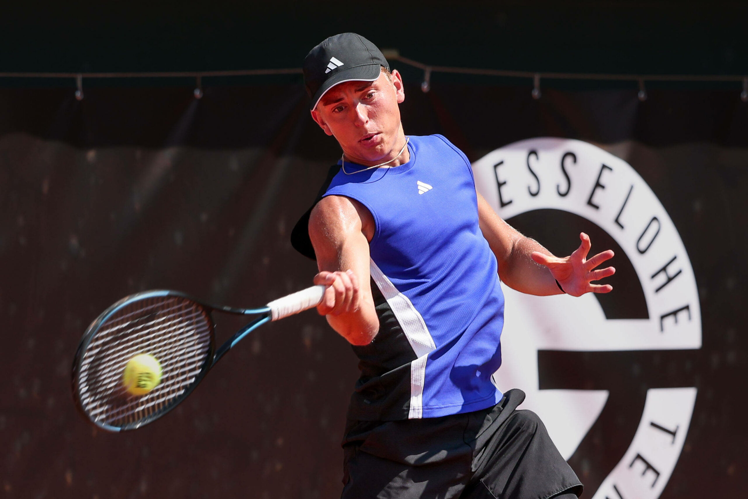 Justin Engel schlägt den Ball.