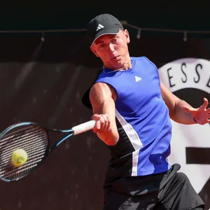 Justin Engel schlägt den Ball.