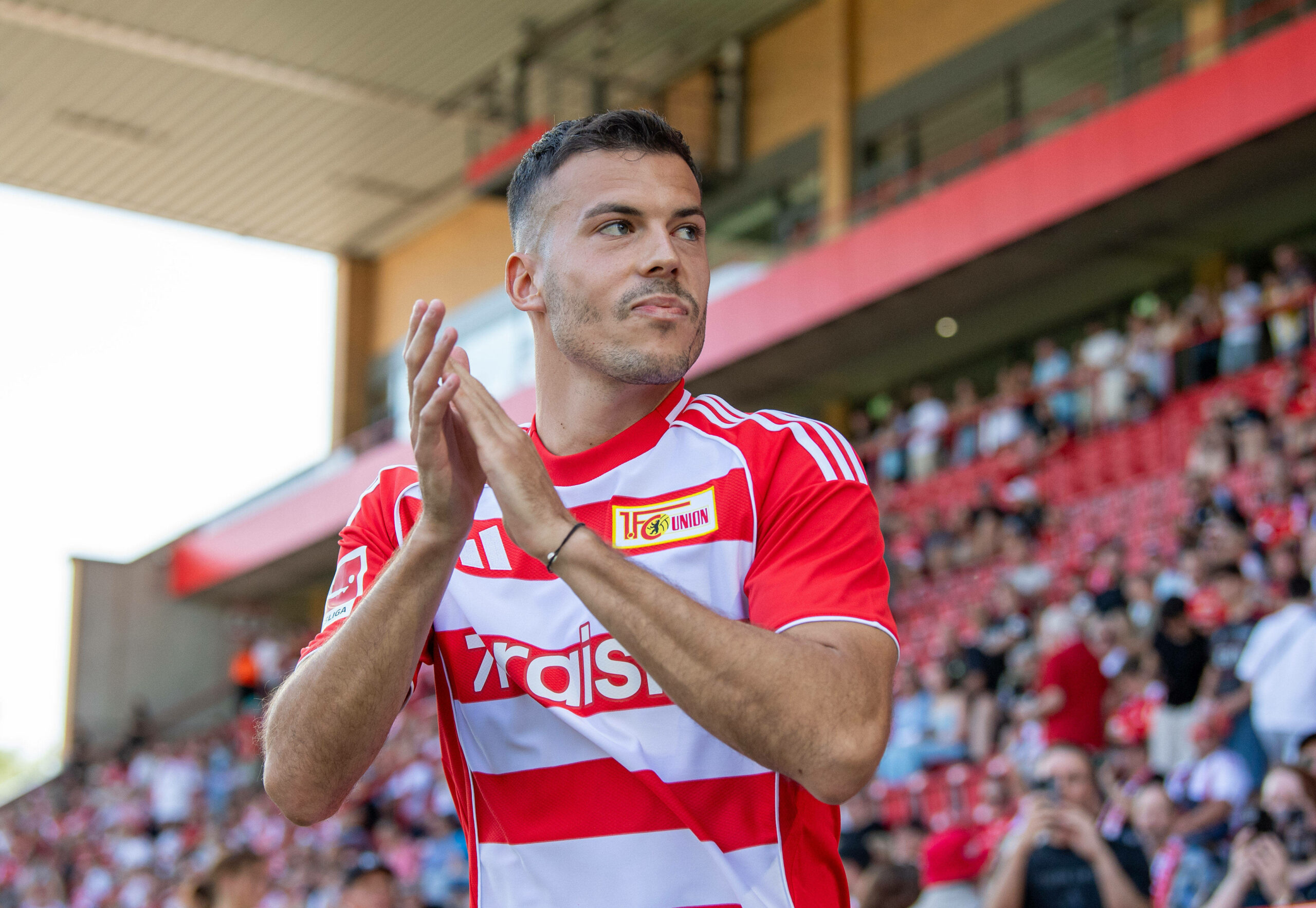 László Bénes klatscht in die Hände.