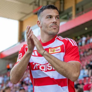 László Bénes klatscht in die Hände.