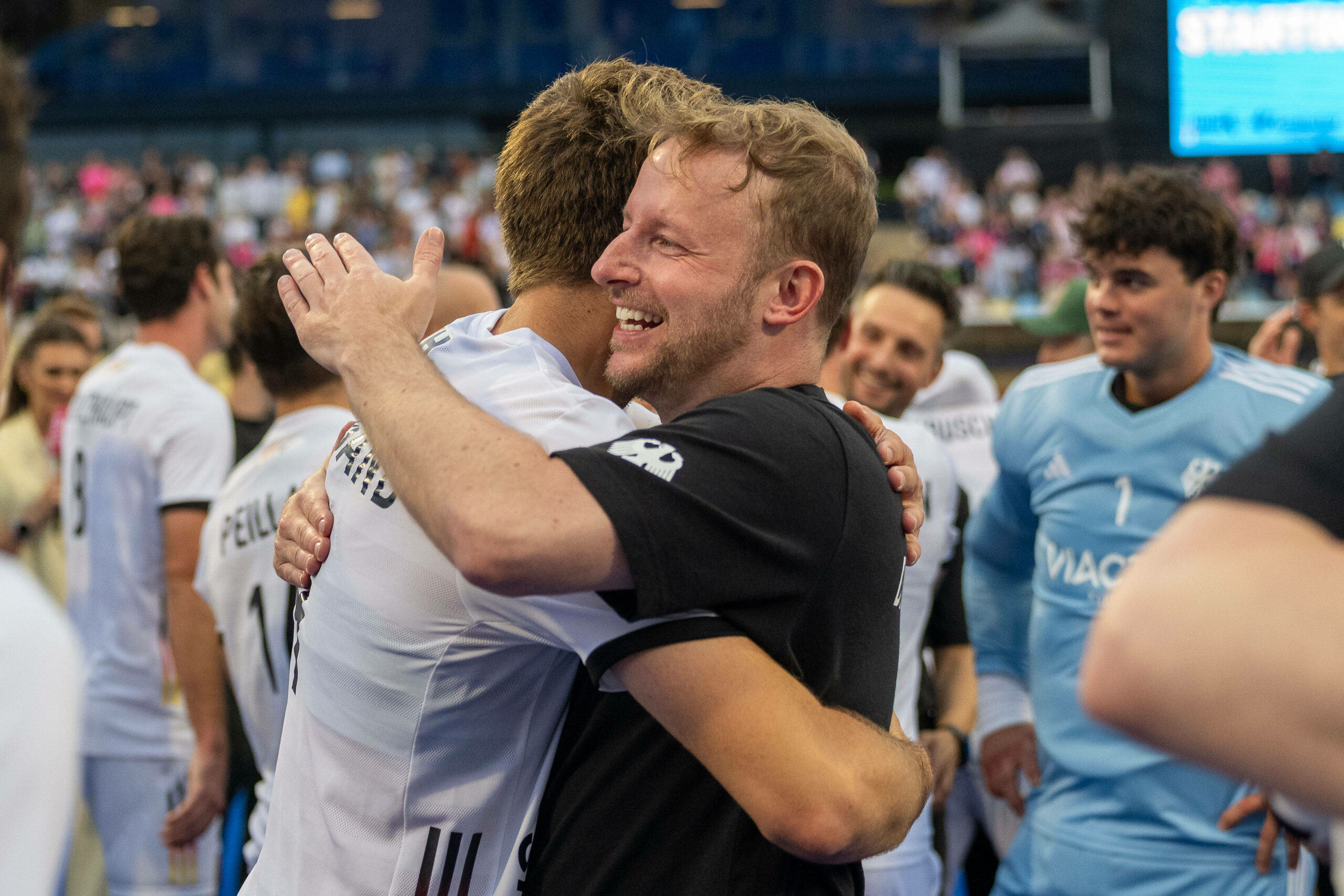 Henning umarmt seinen Spieler.