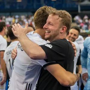 Henning umarmt seinen Spieler.