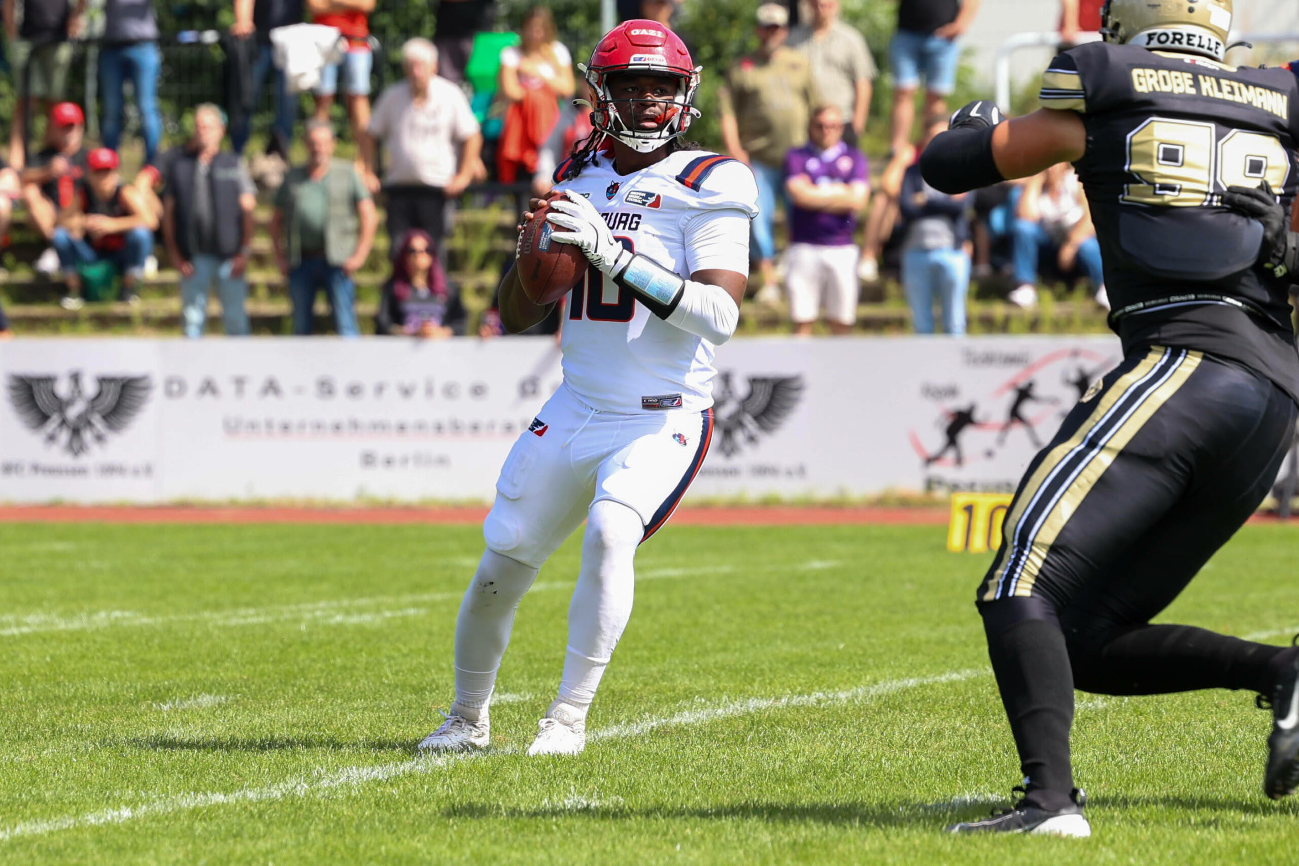 Carlton Aiken am Ball gegen die Berlin Thunder.