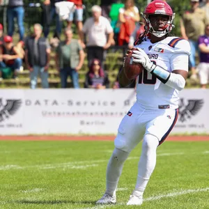 Carlton Aiken am Ball gegen die Berlin Thunder.