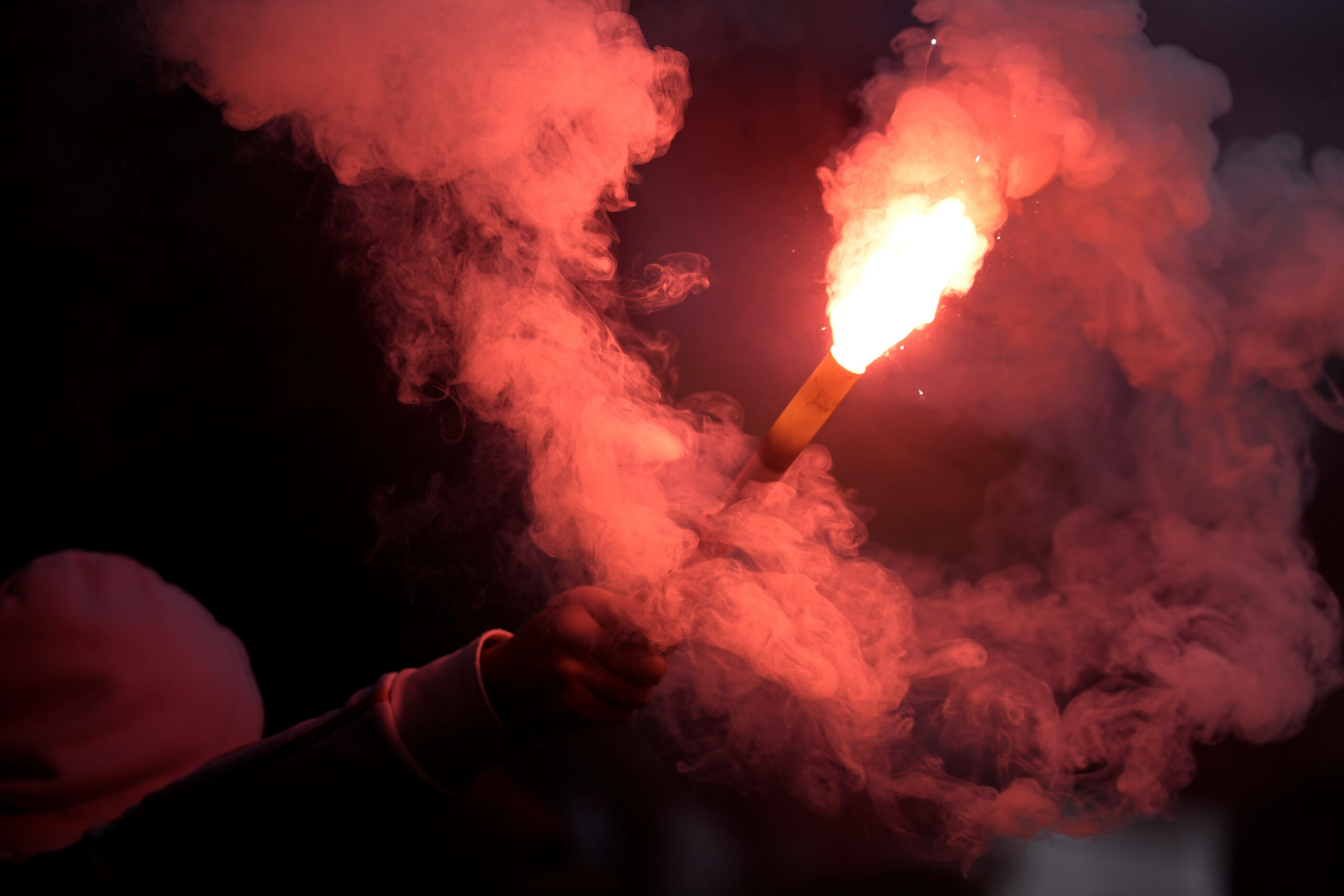Fans vom FSV Mainz 05 zünden beim Playoff-Spiel bei Rosenborg Trondheim Pyrotechnik